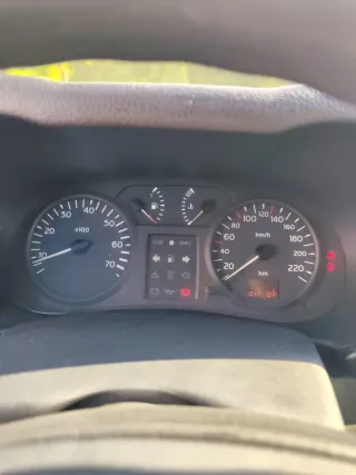 Coche averiado humo blanco