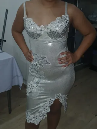 Vestido de fiesta plateado con pedrería