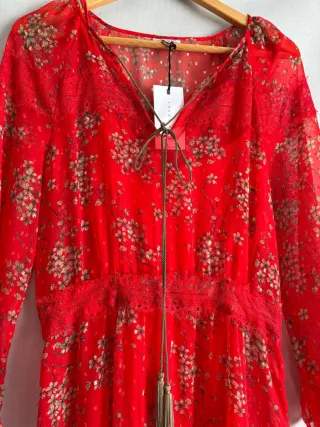 Vestido rojo Alba Conde flores manga larga