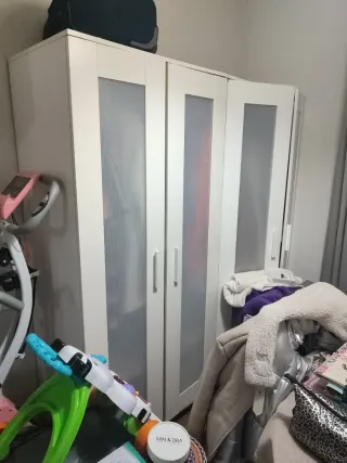 Armario blanco de madera