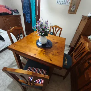 Mesa de comedor de madera