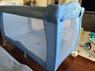 Cuna de viaje azul con colchón incluido