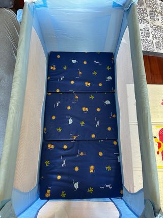 Cuna de viaje azul con colchón incluido