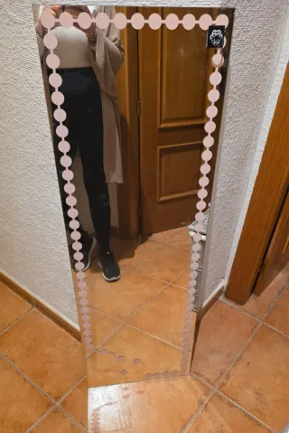 Espejo decorativo con detalles rosas
