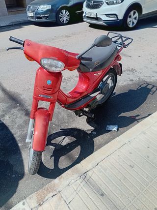 Vespa 49cc Scooter Roja