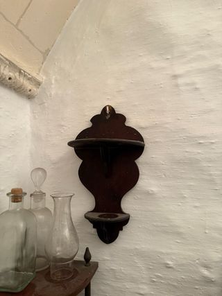 Estante de pared de madera marrón