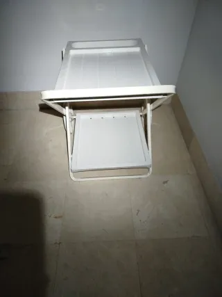 Mesa auxiliar con ruedas