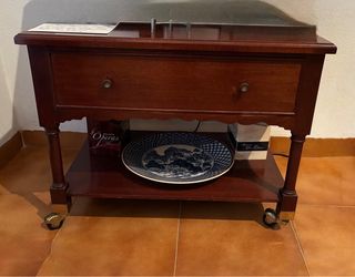 Mesita auxiliar de madera con ruedas