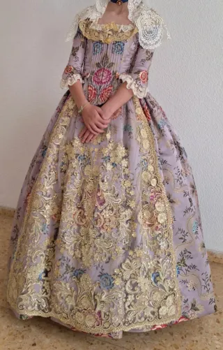 Traje de Fallera Morado y Dorado