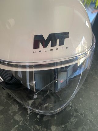 Casco de moto blanco con visera