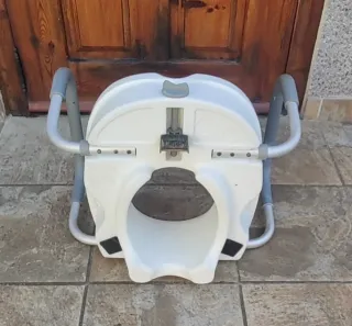 ELEVADOR DE INODORO SIN TAPA, CON REPOSABRAZOS