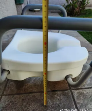 ELEVADOR DE INODORO SIN TAPA, CON REPOSABRAZOS