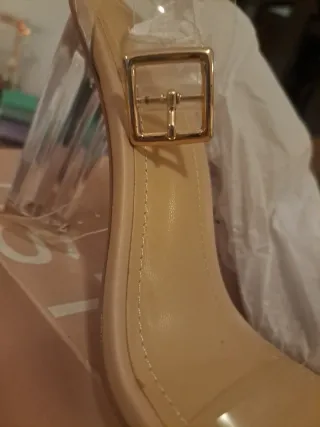 Sandalias tacón transparentes beige