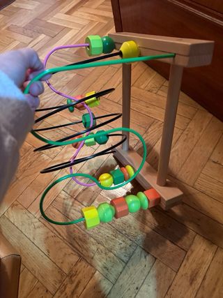 Juguete de madera con cuentas