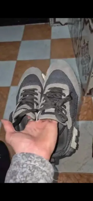 Zapatillas deportivas hombre grises y blancas