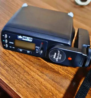 Cámara Nikon F50 con objetivo