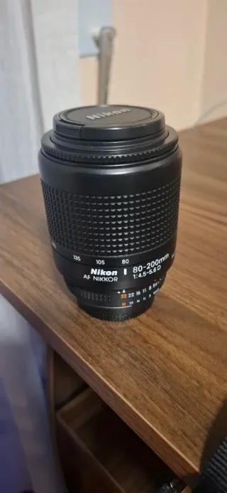 Cámara Nikon F50 con objetivo