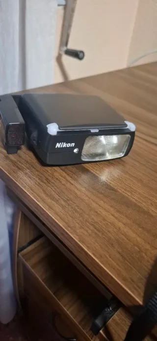 Cámara Nikon F50 con objetivo