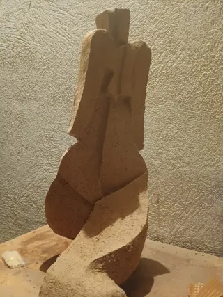 ESCULTURA ABSTRACTA TALLADA EN PIEDRA – PIEZA