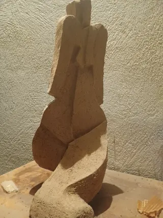 ESCULTURA ABSTRACTA TALLADA EN PIEDRA – PIEZA