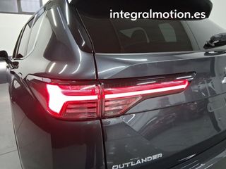 Mitsubishi Outlander PHEV Kaiteki 4WD