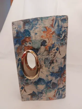 Bolso de mano floral con asa dorada