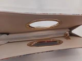 Bolso de mano floral con asa dorada