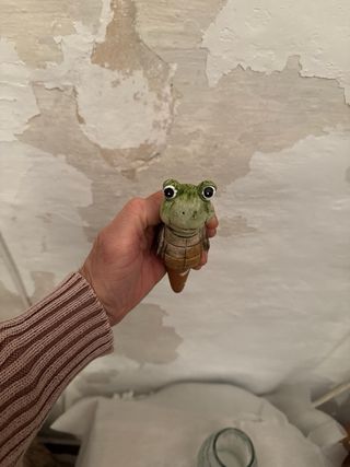 Adorno artesanal de rana en cristal