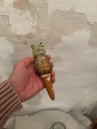 Adorno artesanal de rana en cristal