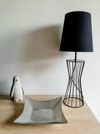 Plato decorativo de metal.