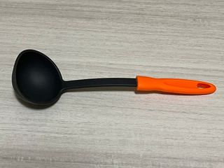 Mestolo da cucina nero e arancione