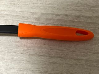 Mestolo da cucina nero e arancione