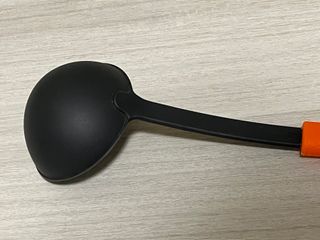 Mestolo da cucina nero e arancione