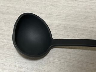 Mestolo da cucina nero e arancione