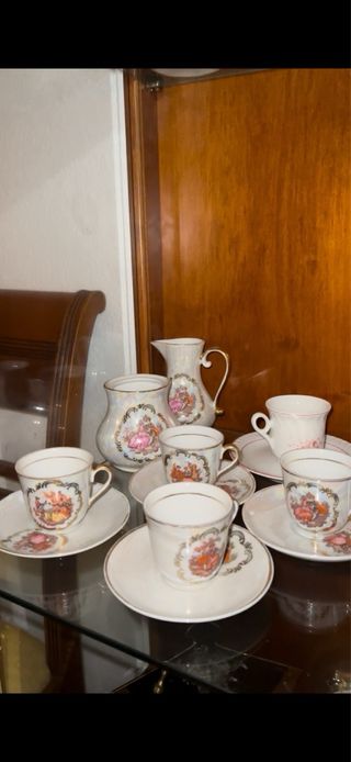 Conjunto de tazas y jarra decoradas