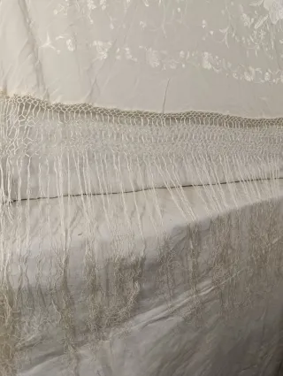 MANTÓN DE MANILA DE SEDA BORDADA