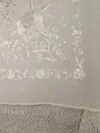 MANTÓN DE MANILA DE SEDA BORDADA