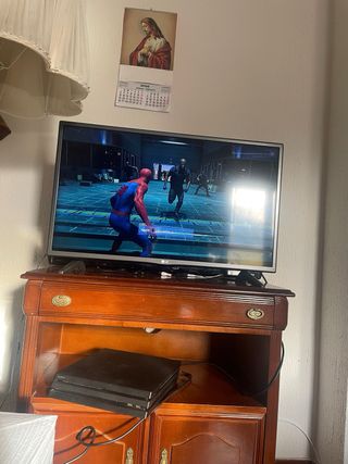 PS4 PRO 1TB + 2 mandos