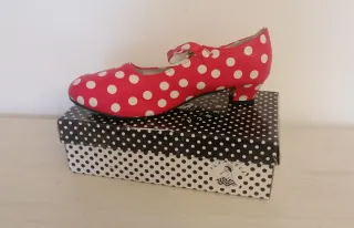 Zapatos Sevillana Lunares Rojos y Blancos