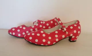 Zapatos Sevillana Lunares Rojos y Blancos