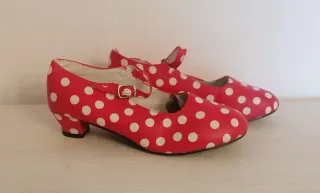 Zapatos Sevillana Lunares Rojos y Blancos