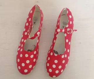 Zapatos Sevillana Lunares Rojos y Blancos