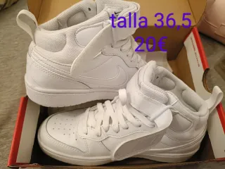 Tenis Nike y zarcillos