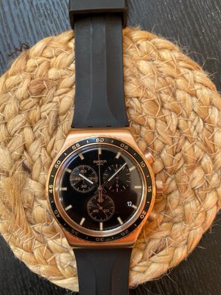 Reloj Swatch Negro y Dorado