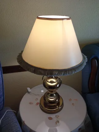 Lámpara de mesa dorada y beige