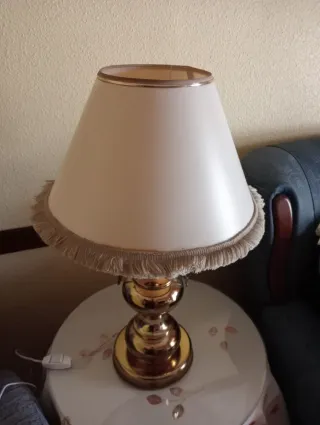 Lámpara de mesa dorada y beige