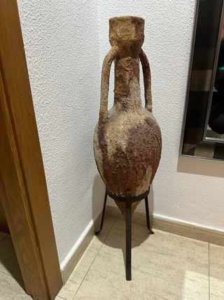 Ánfora terracota rústica con soporte