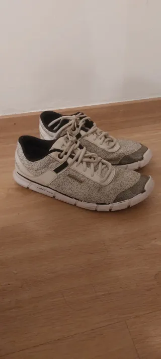 Tenis blancos y grises