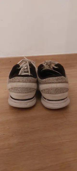 Tenis blancos y grises