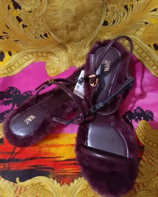 Sandalias Zara burdeos peludas